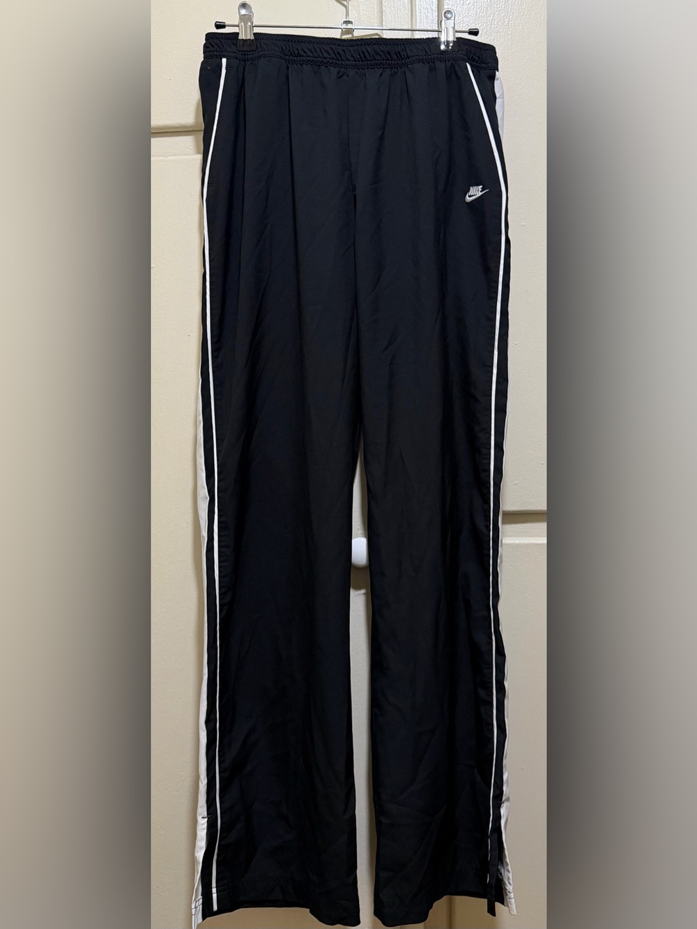 Never worn women’s Nike lightweight Joggers with pockets